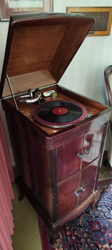 Schönes grammophon und möbel - grammophon,