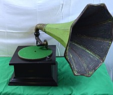 Dekoratives Grammophon + Horn
